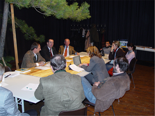 Pressegespräch (2007) im Stadttheater Wr. Neustadt zum Thema Schwarzföhre, übrigens die Bühne natürlich aus Schwarzföhrenholz. Pressegespräche betreffend Schwarzföhre